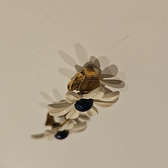 Vintage 2 Pair of Daisy Clip-on Earrings - Picture 6 of 7